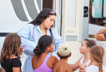 La cantante española sorprendió a los bañistas de una playa mallorquina con la grabación del videoclip de 'Despechá'. 