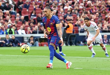 Raphinha marca de penalti el 1-0 al Sevilla. 