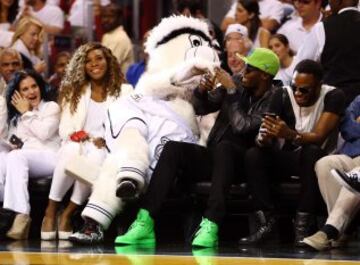 Serena Williams y Usain Bolt bromean con la mascota de los Heat, Burnie.