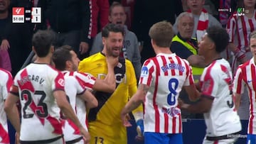 Koke agarra del cuello a Batalla.