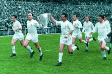 Paco Gento desarrolló casi la totalidad de su carrera deportiva en el Real Madrid de 1953 al 1971, en la imagen aparece junto a Di Stefano  con la copa de Campeones de Liga 
