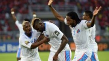 Bokila y Mbokani celebran la victoria del RD Congo frente al Congo.