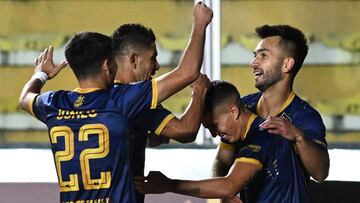 Magallanes' forward Julian Alfaro (R) celebrates after scoring a goal during the second leg Copa Libertadores second stage football match between Bolivia's Always Ready and Chile's Magallanes, at the Hernando Siles stadium in La Paz on March 2, 2023. (Photo by AIZAR RALDES / AFP)