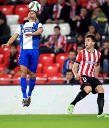 El jugador del Athletic de Bilbao Ibai Gómez y el jugador del Alcoyano Rubén Ramos (i), en el partido de vuelta dieciseisavos de final de la Copa del Rey disputado en el estadio de San Mamés.