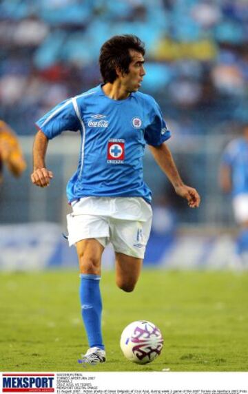 César El Chelito Delgado formó parte de Cruz Azul de 2003 a 2007, periodo en el que el equipo no alcanzó la final del campeonato mexicano.