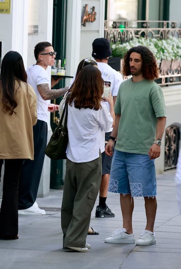 Marc Cucurella, Claudia Rodríguez, Enzo Fernández, João Pedro y su pareja, Khadije Skandar, pasean por las calles de la Madrid.