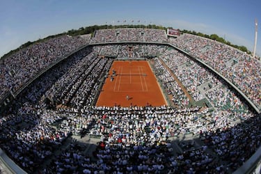 Los campeones de Roland Garros se coronan en la Philippe-Chatrier, su pista central con capacidad para 14.840 espectadores que es historia del deporte. El estadio fue construido en 1928 y se conocía como 'Tribuna Central' hasta 1998, cuando tomó el nombre del que fuera jugador, capitán de Davis, presidente de la Federación Francesa y de la Internacional. El único Grand Slam que no disponía de pista con cubierta retráctil la estrenó en 2020, tras una profunda remodelación del recinto. 