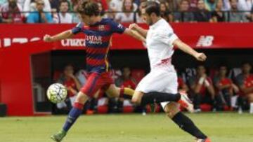 Sergi roberto intenta disparar ante Krychowiak.