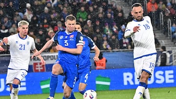 Denis Vavro y Vedat Muriqi en el Eslovaquia-Kosovo.