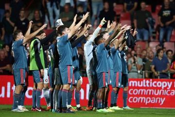 DEVENTER - Feyenoord celebrate the 4-3 victory during the Dutch Eredivisie match between Go Ahead Eagles and Feyenoord at De Adelaarshorst on September 3, 2022 in Deventer, Netherlands. ANP VINCENT JANNINK (Photo by ANP via Getty Images)