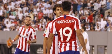 Joao Félix y Diego Costa, tras el gol del portugués al Real Madrid.
