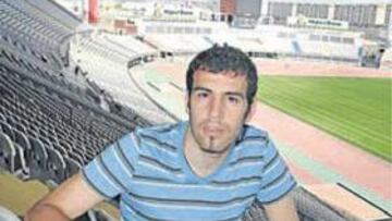 <b>LO VIVE. </b>Trashorras posó para AS con las camisetas amarilla y blanca.