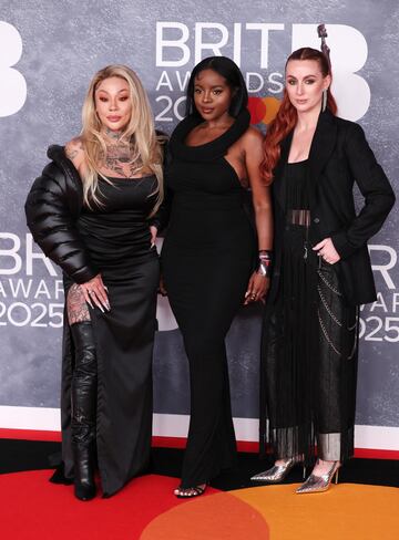 Sugababes posan en la alfombra de los Brit Awards 2025.