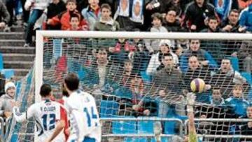 <b>OLIVEIRA DECIDIÓ. </b>El brasileño remata lejos del alcance de Armando el centro de Diego Milito desde la derecha, para el 1-0 final.