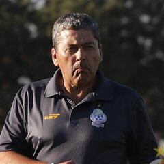 La gran obra de Gustavo Huerta: evitó el descenso y hoy es líder en la B