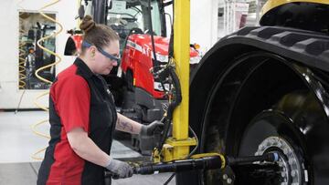 Una operaria ensambla un tractor siguiendo el proceso en las Google Glass Enterprise
