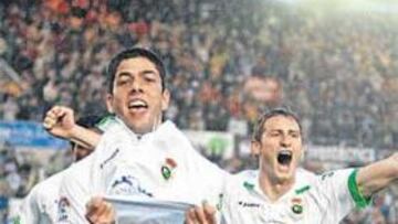 <b>DE ESTRENO. </b>El canterano Juanjo festeja su primer gol en esta Liga junto a Rubén.