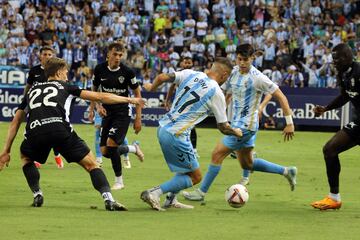 Yanis trata de alcanzar un balón. Hizo un mal partido.
