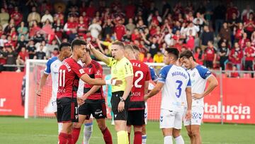 Fer Medrano, con el dorsal 3, en el partido del Albacete ante el Mirandés.