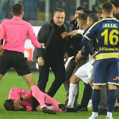 Peter Walton accuses Klopp and Arteta of “inciting pile-ons” after Turkey referee assault