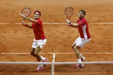 NOVIEMBRE 2014. Los suizos Roger Federer y Stanislas Wawrinka se disponen a golpear la pelota al mismo tiempo durante el partido de dobles de la final de la Copa Davis 2014 Francia-Suiza.