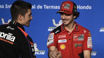 Francesco Bagnaia saludando a Maverick Viñales.