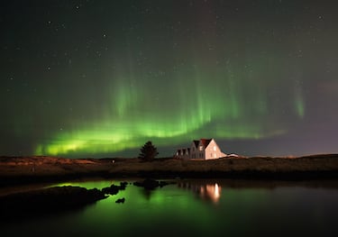 La aurora boreal, también conocida como Luces del Norte, ilumina el cielo en Straumur, cerca de Keflavik, Islandia.