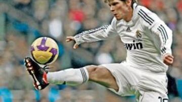 Huntelaar cointrola el balón