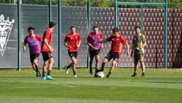 Reina realiza un pase en el primer entrenamiento de pretemporada.