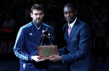 En 2013, recogiendo el trofeo a Jugador Defensivo del Año de manos del exjugador de los Rockets de Houston Dikembe Mutombo.