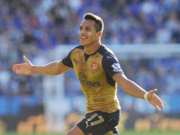 En el triunfo de Arsenal sobre Leicester City del 26 de septiembre (5-2), Alexis Sánchez se convirtió en el único jugador en el mundo que marcó tripletas en las ligas de Inglaterra, España e Italia.