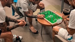 Qué es el ‘Plakks’, el fútbol mesa al que juegan Messi y Griezmann y con el que estudia Cucurella