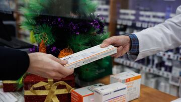 Una persona recoge en la farmacia de la Calle Tucán, en el distrito de Carabanchel, un test de antígeno gratuitO