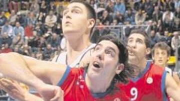 <b>BATALLA PERDIDA. </b>Scola y los pívots del Tau cedieron bajo aros.