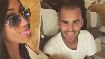 Aurah Ruiz y Jes&eacute; Rodr&iacute;guez cuando eran pareja posando muy sonrientes en un avi&oacute;n.