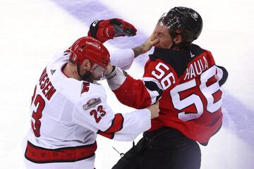 Tras la finalización de la temporada regular de la NHL, es el turno de la Stanley Cup. En la imagen, el ala derecha de
los Carolina Hurricanes Stefan Noesen (23) y el ala izquierda de los New Jersey Devils Erik Haula (56) llegan a las manos en el partido que enfrentó a ambos equipos en New Jersey, correspondiente a la segunda ronda de los playoffs.