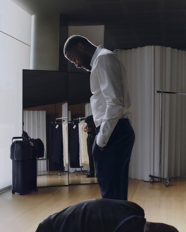 Rüdiger posa con el nuevo traje de viaje. 