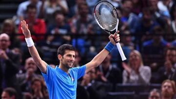 Novak Djokovic celebra un punto durante su partido ante Marin Cilic en los cuartos de final del Masters 1.000 de París. El tenista serbio buscará recuperar el número 1 en la Copa de Maestros que empieza este domingo en Londres.