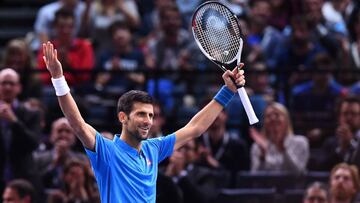 Novak Djokovic celebra un punto durante su partido ante Marin Cilic en los cuartos de final del Masters 1.000 de Par&iacute;s. El tenista serbio buscar&aacute; recuperar el n&uacute;mero 1 en la Copa de Maestros que empieza este domingo en Londres.