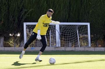 Kiko Casilla, en una acción durante un entrenamiento con el Elche.