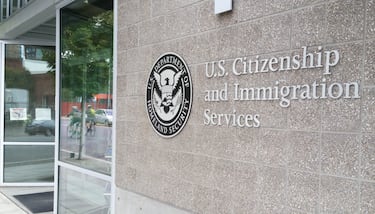 Los cargos a los que se enfrentará el colombiano que destrozó los baños del avión en el que era deportado de EEUU 