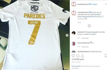 La publicación de Baeza en redes sociales exhibiendo el obsequio de Paredes.