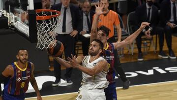 Facundo Campazzo, base del Madrid, penetra ante la defensa de Leandro Bolmaro.