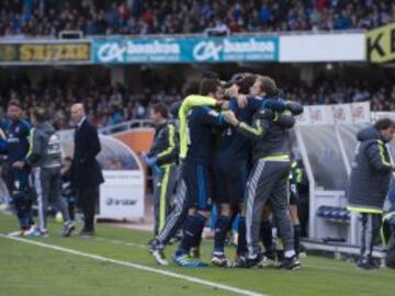 Celebración del gol de Bale con un fisio.