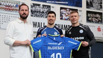 Álex Dujshebaev con la que será su nueva camiseta.