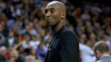 Kobe Bryant asisti&oacute; al partido que sus compa&ntilde;eros de los Lakers perdieron anoche frente a los Heat.