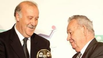 <b>HISTÓRICO. </b>Fontaine le entrega a Del Bosque el trofeo como mejor seleccionador del mundo.