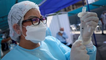 LIMA, PERU - FEBRUARY 26: A doctor prepares a dose of China&#039;s Sinopharm vaccine during a priority COVID-19 vaccination of health workers at Anglo Americana clinic on February 26, 2021 in Lima, Peru. The clinic received a batch of Sinopharm vaccines in order to vaccinate health wokers as part Peru&#039;s vaccination campaign against COVID-19 (Photo by Raul Sifuentes/Getty Images)