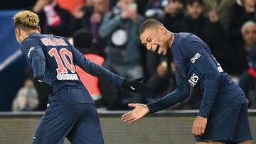 Neymar y Mbapp&eacute; celebran uno de sus goles al Lille.
