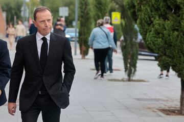 El exfutbolista Emilio Butragueño llega a la capilla ardiente de Pepe Domingo Castaño.